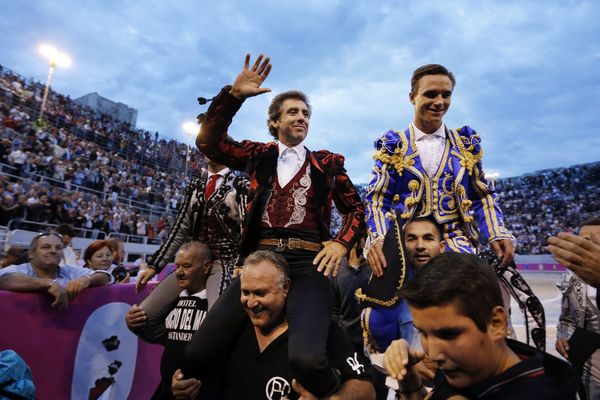 Le caballero Pablo Hermoso de Mendoza, les matadors El Juli et Juan Bautista ont chacun coupé deux oreilles samedi lors de la corrida de la feria du riz à Arles, célébrée selon le style "goyesque".