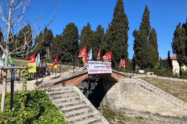 Les salariés du Canal du Midi en grève ce 2 mai 2023 à Fonseranes (Hérault).