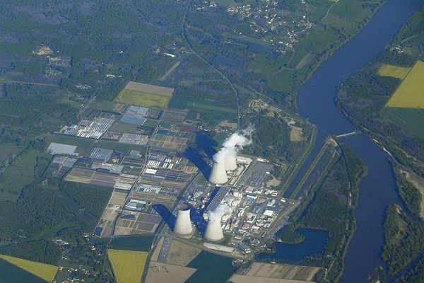 Vue aérienne de la centrale nucléaire de Dampierre-en-Burly (Loiret)
