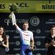 Élu meilleur combatif lors de la 16ᵉ étape du Tour de France, Thomas Gachignard soulève son trophée.
