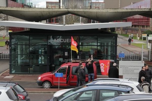 Devant l’usine de La Janais, l’action menée par la CGT ne prend pas.