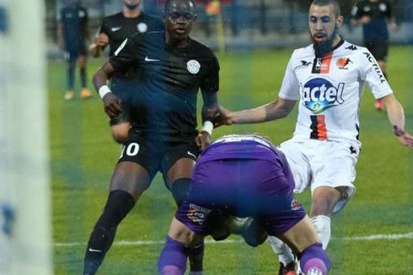 Les joueurs du TFC étaient exceptionnellement habillés de noir pour rendre hommage à Jean Germain. L'ancien maire de Tours (1995-2014) s'est donné la mort le 7 avril dernier. 