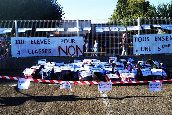 À Ménétrol, les parents d'élèves ont organisé le 3 septembre une grève et un "kidnapping des cartables", pour alerter sur les sur-effectifs des classes de primaire. Le problème est le même à quelques kilomètres de là, à Enval.