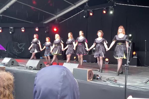 Même sous la pluie, les démonstrations de danse irlandaise ont recueilli les applaudissements d'un large public.