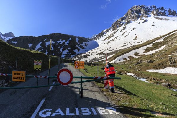 Le déneigement du col du Galibier a débuté au mois de mai et s'est terminé à la fin du mois de juin.