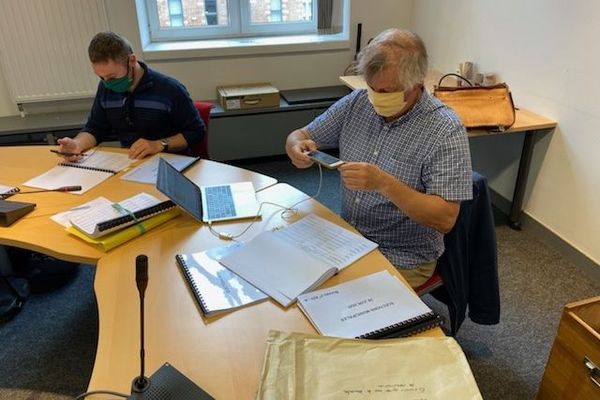 Dominique Plancke, militant EELV photographiant des listes d'émargement, en Préfecture de Lille ce jeudi matin