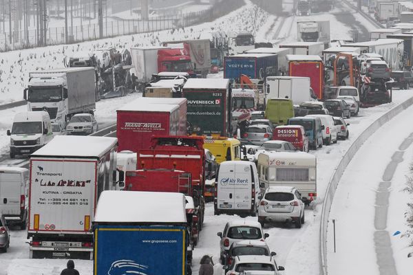 Alors que la région bat des records de chaleur (27.7 degrés à Perpignan mercredi), il y a un an, le 28 février, elle faisait face à une tempête de neige. Autoroute bloquée, une galère d'une trentaine d'heure autour de Montpellier. Le chaos.