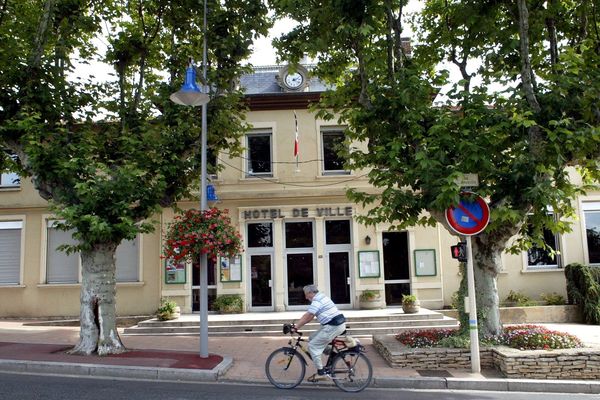 A la mairie de Chassieu, comme au Val d'Oingt (Rhône), le second tour des municipales 2020 a abouti sur une égalité parfaite entre les candidats. Mais le code électoral a prévu une solution, qui ne plaît pas à tout le monde.