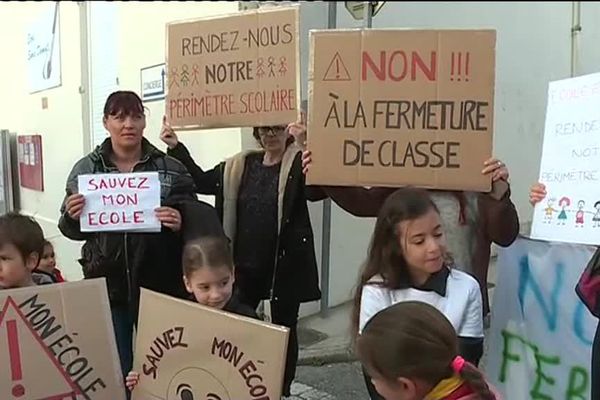 Les parents d'élèves mobilisés ce matin devant le groupe scolaire