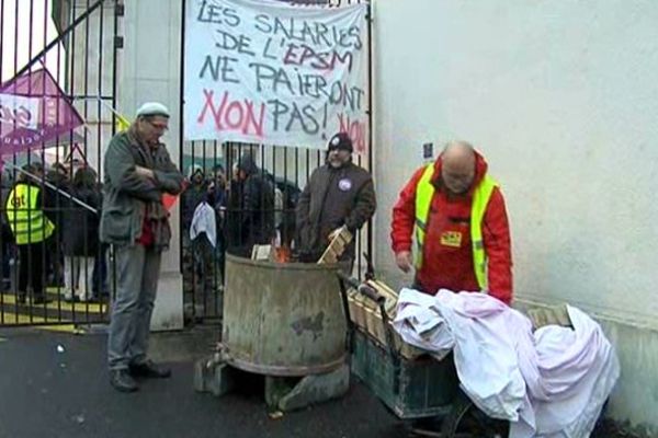 Ce jeudi matin, les grévistes filtraient l'accès à l'hôpital psychiatrique du Bon-Sauveur à Caen