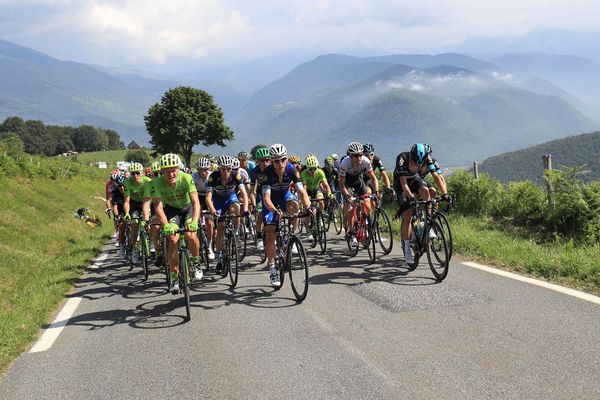 Le peloton roule lors de la 7e étape du Tour de France, le 8 juillet 2016 entre L'Isle-Jourdain et le Lac de Payolle.