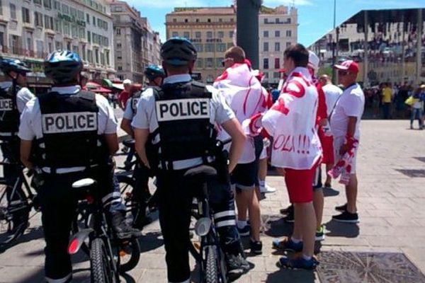 Les premiers policiers interviennent