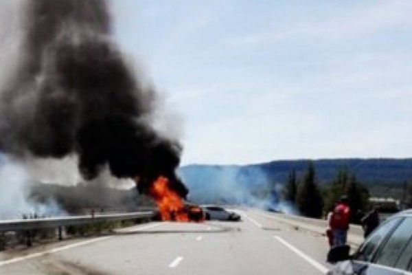 La voiture s'était enflammée juste après le choc.