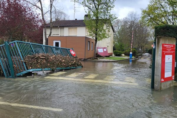 Inondations du week-end de Pâques 2024 en Bourgogne : la barrière du camping du lac Kir, à Dijon, a été emporté par la crue