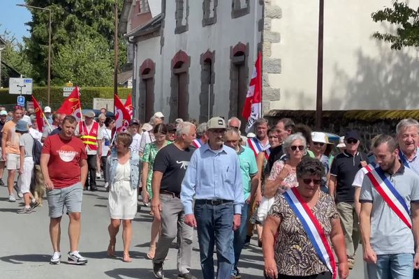 Près de deux cents personnes ont défilé dans les rues de la Courtine ce jeudi 10 août.