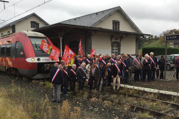 Ce vendredi 20 octobre, une soixantaine de personnes étaient réunies à l'appel de la CGT. Elles militent pour le maintien du dernier guichet non automatique de la gare de Saint-Flour, que la SNCF souhaite supprimer. 