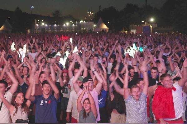 A Bordeaux, les Fans Zones de la Coupe du monde de rugby sont victimes de leur succès et accueillent des milliers de personnes à chaque match des Bleus.