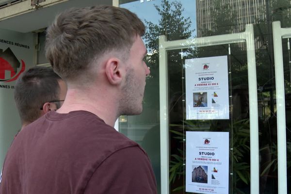 Des étudiants rennais à la recherche d'un logement.