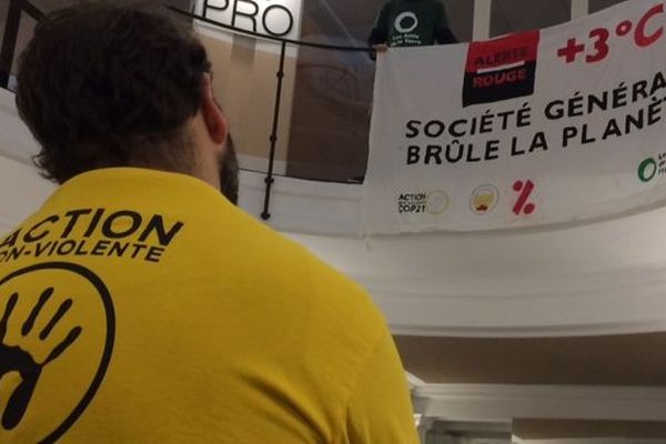 Le GIGNV et les Amis de la terre ont mené une action non-violente à l'agence de la Société Générale, place Royale à Nantes, le 14 décembre 2019