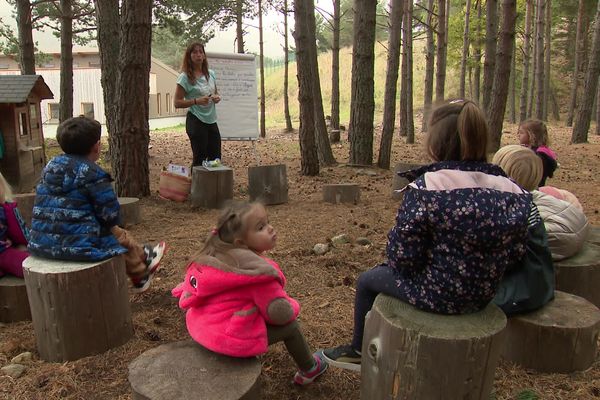 C'est une pédagogie novatrice et qui fait ses preuves depuis quelques années. À Matemale, en Capcir au sud de Perpignan, l'école se fait dans la forêt pour les petites, moyennes et grandes sections. Cela permettrait aux élèves de conserver plus longtemps les connaissances acquises.