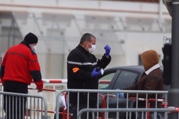 Comme au tout début du cluster et des premières contaminations, les contrôles continuent à l'hôpital de Perpignan avec la réouverture des consultations classiques, mais port de masques obligatoire pour les patients - avril 2020.