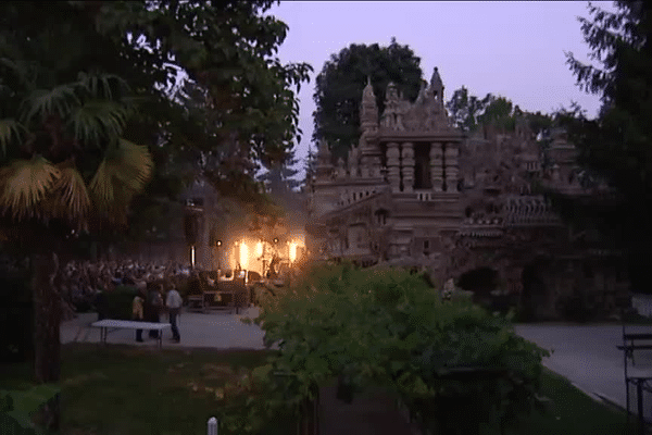 Dominique A en concert au palais idéal du Facteur Cheval