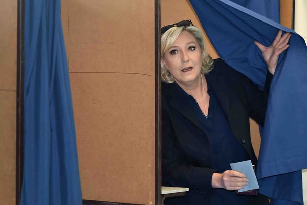 Marine Le Pen ce dimanche matin à la sortie de l'isoloir