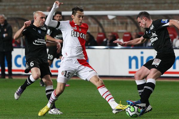 Les joueurs de Niort en noir face à Ocampos, auteur du but monégasque.