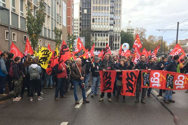 Entre 740 et 800 personnels de l'éducation ont répondu à l'appel des syndicats dans les rues de Rouen ce 12 novembre 