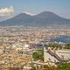 Des bateaux, une colline, de la chaleur perceptible, la lumière ? C'est celle de Naples, pas de Marseille