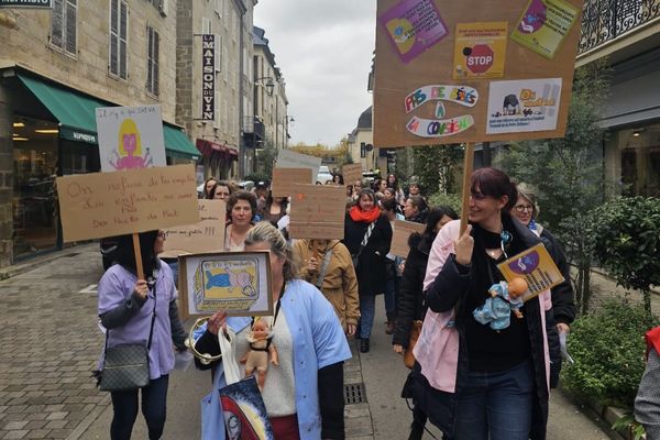 Une soixantaine d'auxiliaires de puériculture s'est réunie, ce mardi 19 novembre, à Brive-la-Gaillarde. Elles protestent contre les mauvaises conditions de travail dans la profession et appellent à davantage de reconnaissance.