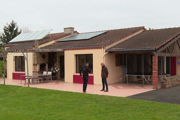 Dans le Maine-et-Loire, ce propriétaire a investi dans des panneaux solaires.