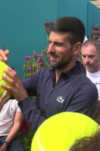 Novak Djokovic au sommet de la hiérarchie mondiale et en plein bain de foule pour le premier jour, samedi 6 avril.