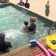 Dans cette piscine container chauffée, les enfants apprennent plus facilement à nager