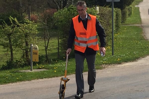 Les agents du département arpentent, mètre après mètre, les routes où vont passer les coureurs.