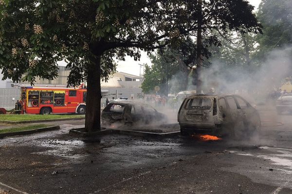 Les véhicules ont brûlé sur le parking d'une résidence