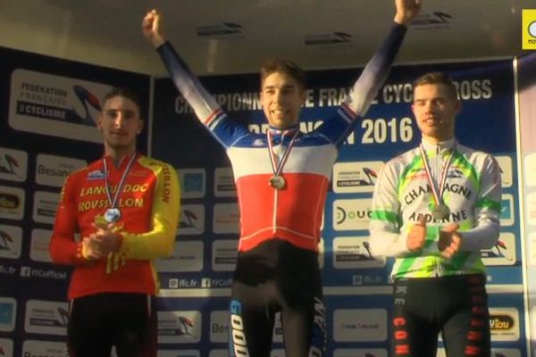 Lucas Dubau (à droite sur le podium) a remporté la médaille de bronze des championnats de France-espoirs de cyclocross