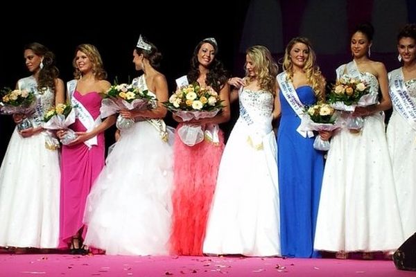 Caroline Dubreuil, en robe rouge au centre de l'image, accompagnée de ses dauphines et de miss Limousin 2012.