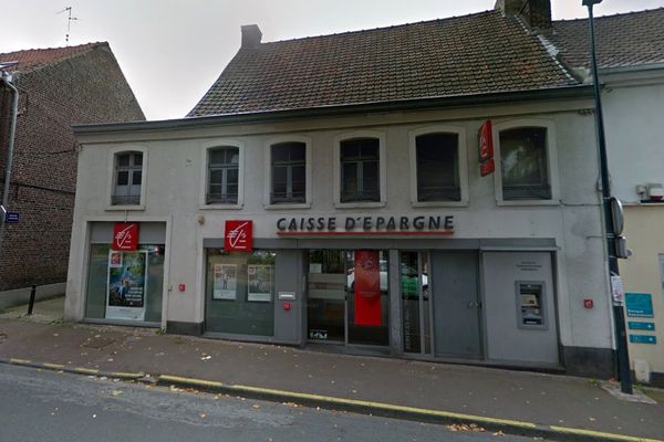 L'agression a eu lieu juste devant cette banque. 