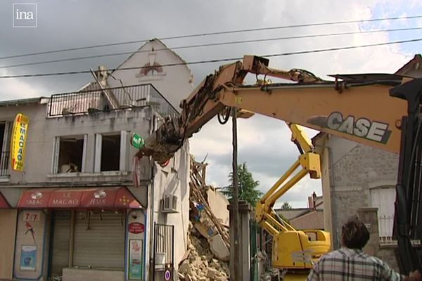 L'immeuble du bac-tabac Le Macao soufflé par l'explosion avant sa destruction