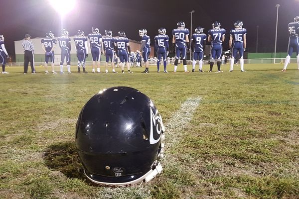 A Clermont-Ferrand, le football américain fait des émules. Sur la pelouse du stade d'Aubière (Puy-de-Dôme), la grande famille des Servals s'est agrandit avec une centaine de joueurs prêts à en découdre.
