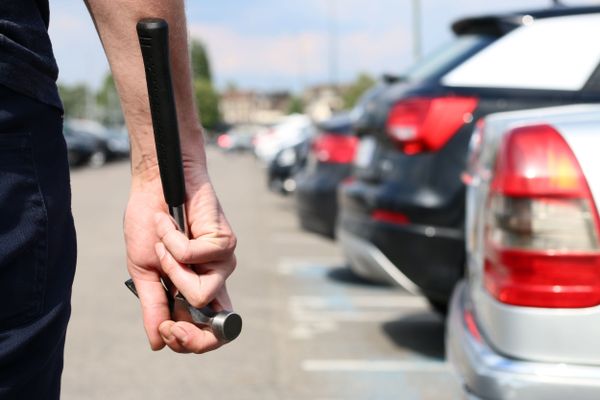 Un homme d'apprêtant à voler une voiture. 