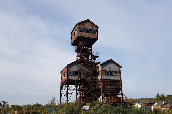 Le chevalement du Puits Saint-Quentin, dans les Ardennes, représentatif des puits d'extraction du temps de l'industrie minière, sauvé par la Fondation Patrimoine.