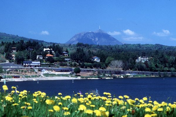 Dans le Puy-de-Dôme, le lac d'Aydat est une des plages les plus prisées de la région Auvergne. En 2013, elle affiche même un pavillon bleu !