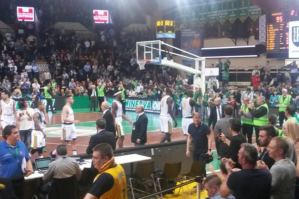 Les joueurs du Limoges CSP entament un tour d'honneur à Beaublanc à l'issue de leur probant succès face à Antibes, 95 à 66.