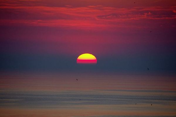 ILLUSTRATION - Lever de soleil au large de Bastia (Haute-Corse)