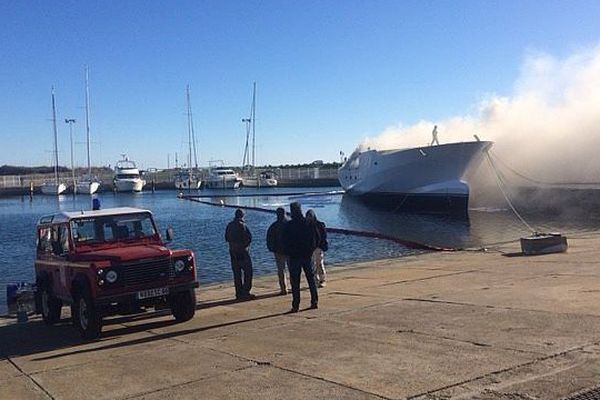 Les pompiers ont installé un barrage flottant pour éviter la pollution du port de Saint-Cyprien.