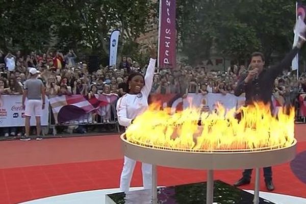 Priscilla Gneto a allumé le chaudron sur la place Saint-Nicolas.