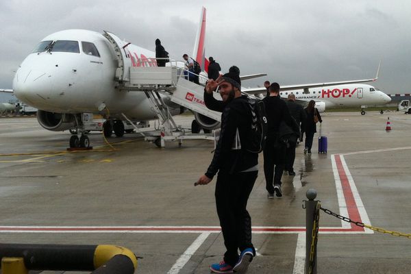 Sur le tarmac de l'aéroport Charles de Gaulle à Paris, le salut de Jordan Camarero du HBC Nantes.