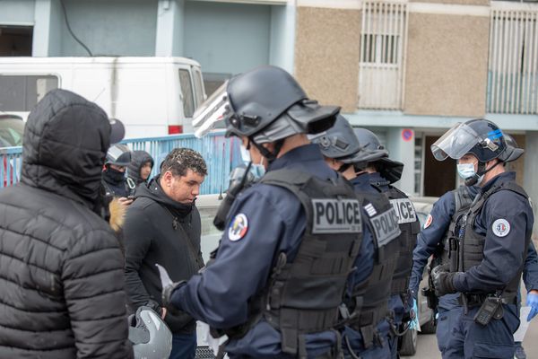 A Marseille, les policiers "harcèlent" les plateformes de stupéfiants restantes.